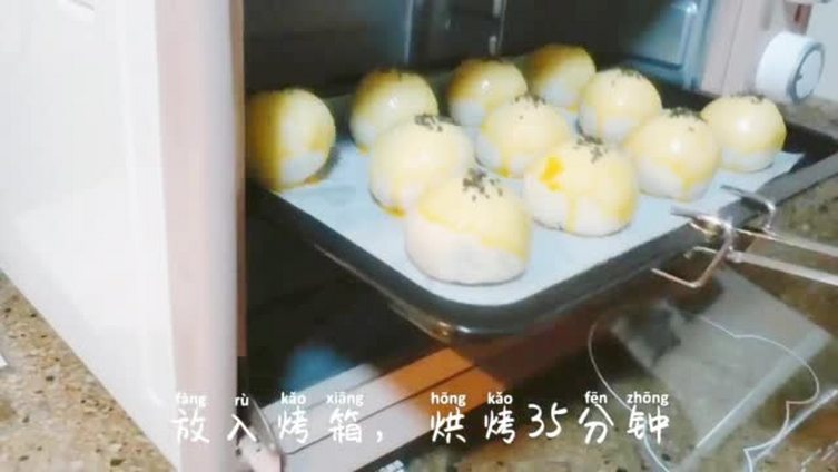 【酥香松软蛋黄酥,层层都是惊喜】咸蛋黄香的流油,红豆沙甜的绵密,酥皮一咬就掉渣……你也爱吃